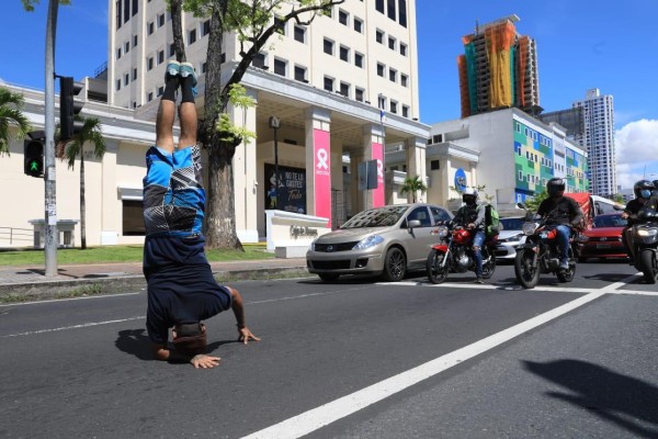 Panameños buscan el sustento en las calles a través del breakdance