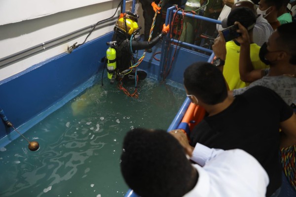 Los jugadores aprecian una simulación de cómo se realiza la soldadura subacuática