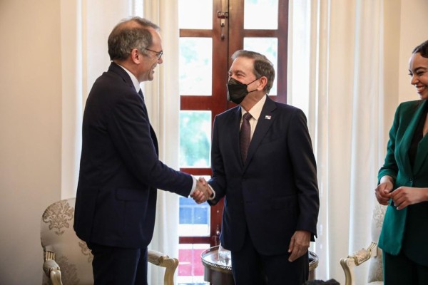Alfonso García Mora, vicepresidente regional para Europa, Latinoamérica y el Caribe del IFC saluda a Laurentino Cortizo Cohen, presidente de Panamá.