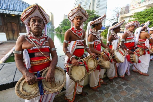 Sri Lanka celebra su fiesta religiosa