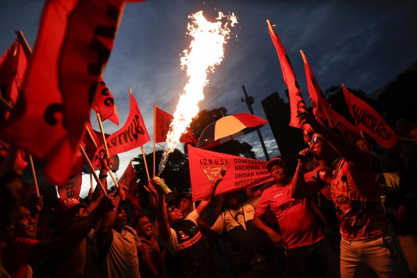 Miembros de El Sindicato Único de Trabajadores de la Construcción y Similares (Suntracs) marchan en contra del contrato entre el Estado y Minera Panamá.