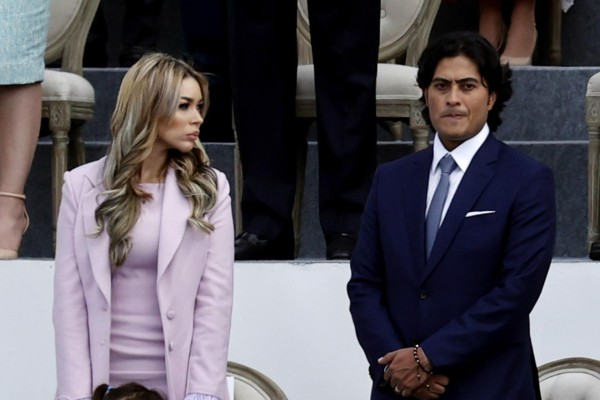 Nicolás Petro Burgos, hijo del presidente Gustavo Petro (der.) junto a su exesposa Day Vásquez (izq.) en la ceremonia de investidura del presidente Gustavo Petro, en la Plaza Bolívar de Bogotá.