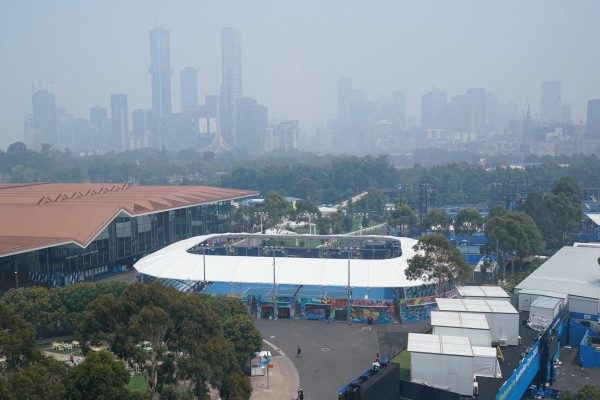 El Rod Laver Arena y la neblina de ceniza en Melbourne.