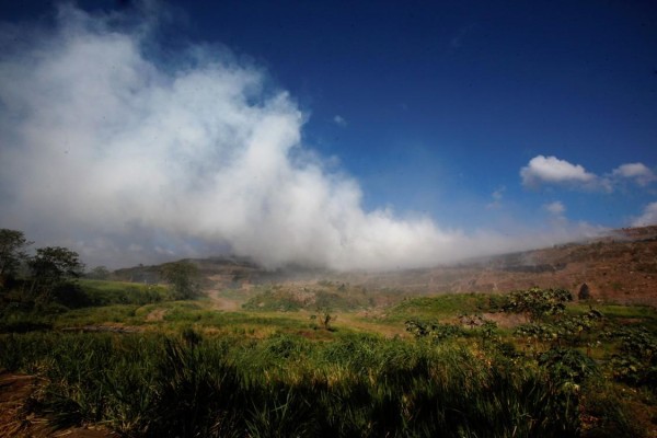 Incendio en el vertedero más grande de Panamá provoca una nube de humo tóxico
