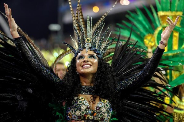 Brasil vibra al ritmo de la samba en su primer d&iacute;a de Carnaval