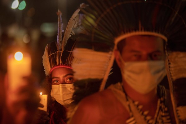 Grupos indígenas permanecen acampados en Brasilia en protesta contra Bolsonaro