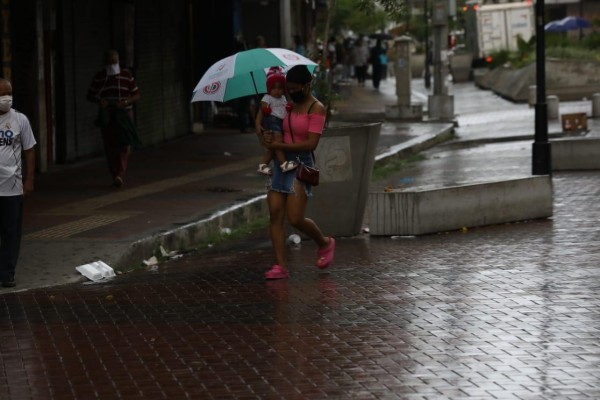 Las lluvias no paran el comercio golpeado por la covid-19