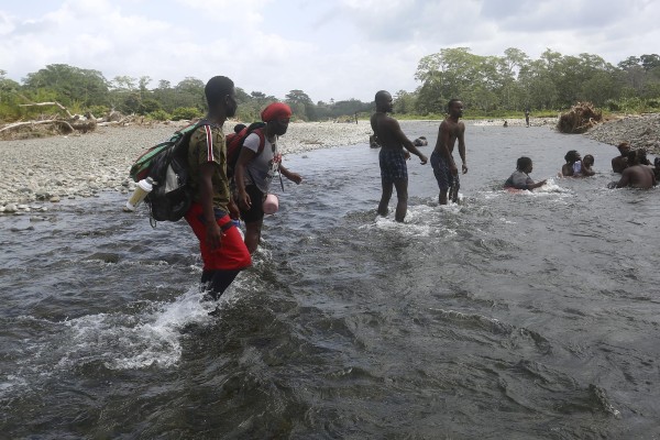 Migrantes persiguen sus sueños en medio de la mortífera pandemia de la covid-19
