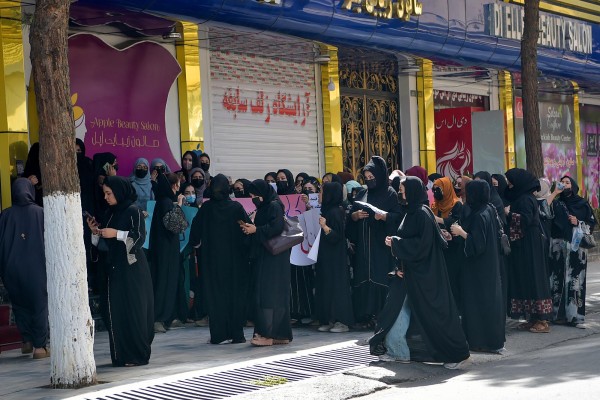 Afganas protestan en Kabul contra el cierre de los salones de belleza