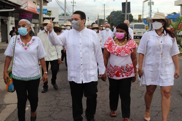 En la imagen el alcalde de Santiago, Samid Sandoval (c) junto damas, mientras recorré las calles del distrito durante las Fiestas Patrias.
