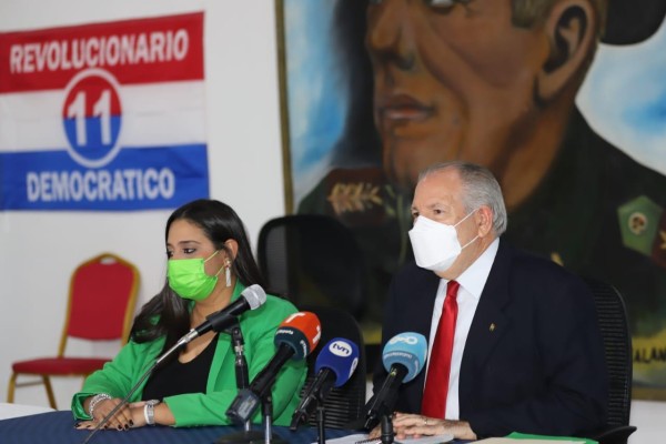 Emelie García Miró, presidenta de la Comiaión Nacional de Elecciones y Benjamín Colamarco, presidente del Comité Organizador del Congres