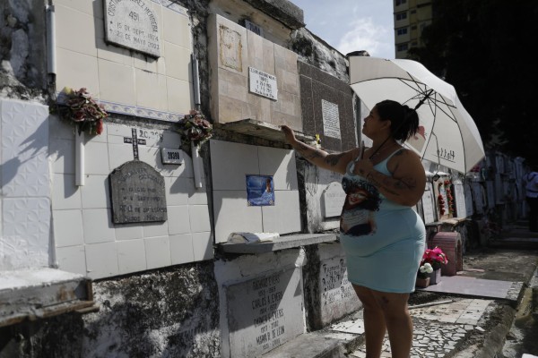 Flores y dolientes en los cementerios de Panamá por el Día de los Difuntos