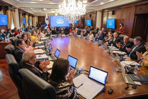 El proyecto de ley No. 93-23 adopta el 'Plan de desarrollo integral de la provincia de Colón'.