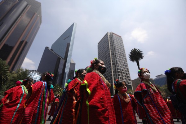 Indígenas de México reclaman visibilidad y derechos en marcha conmemorativa