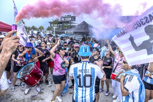 Las inmediaciones del estadio del Inter Miami eran este domingo una fiesta al son de tambores, cánticos y música por altavoces.