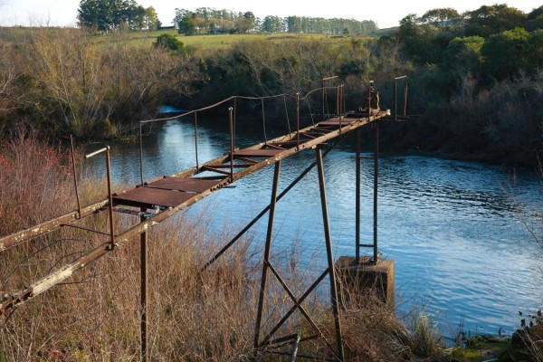 Fotografía de las ruinas de la antigua Usina y Represa de Cuñapirú, en la localidad de Minas de Corrales (Uruguay).