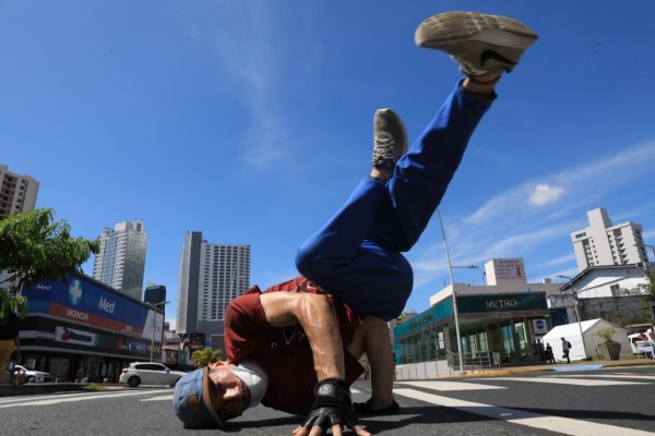 Panameños buscan el sustento en las calles a través del breakdance