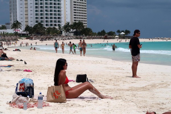 Turistas disfrutan en una playa, el 9 de noviembre de 2023 en Cancún,