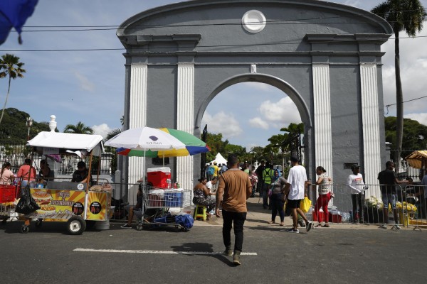 Flores y dolientes en los cementerios de Panamá por el Día de los Difuntos