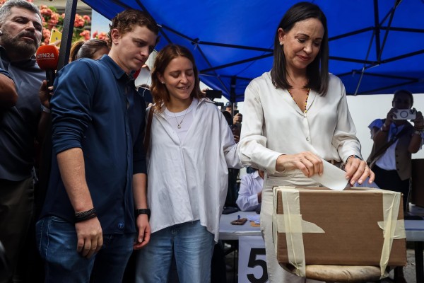 La exdiputada María Corina Machado vota en las elecciones primarias opositoras.