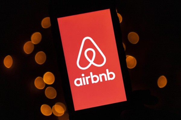 Ilustración de archivo del logo de Airbnb.
