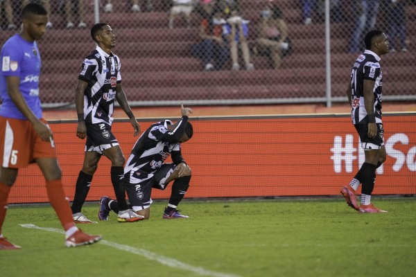 Imagen del encuentro entre el Tauro FC y el Plaza Amador