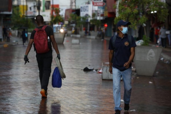 Las lluvias no paran el comercio golpeado por la covid-19