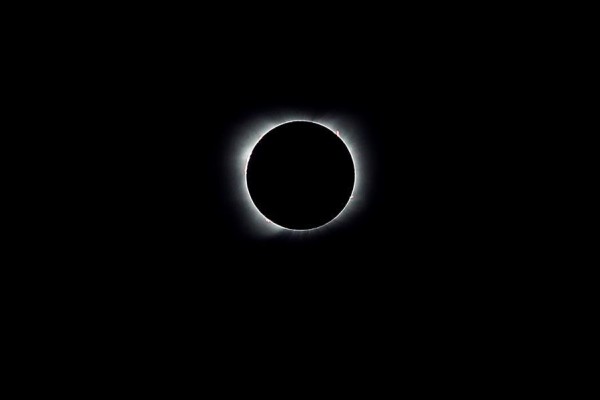 Así se apreció el eclipse solar que oscureció el cielo de Suramérica