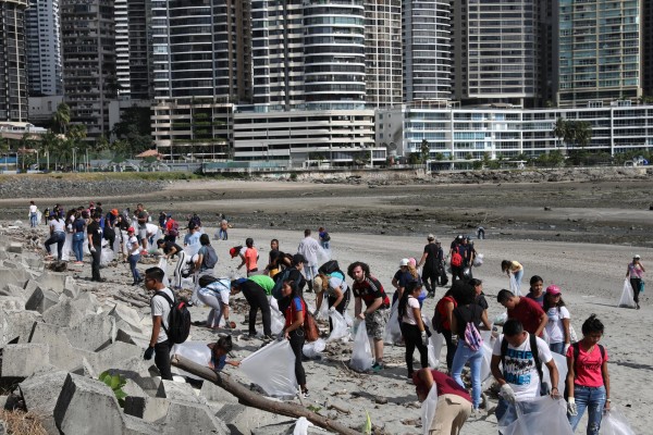 Limpieza de playa en la Cinta Costera