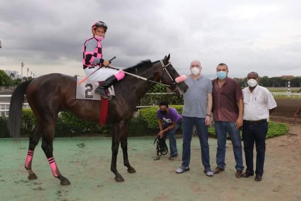 ‘Modo Avión’ es recibido por Jacky Hamoui (i) y Eligio Ocaña, luego de su último triunfo.