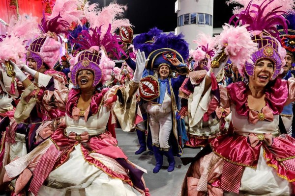 Brasil vibra al ritmo de la samba en su primer d&iacute;a de Carnaval
