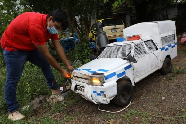 Romel Bravo es un joven con autismo que elabora réplicas de autos con material reciclado