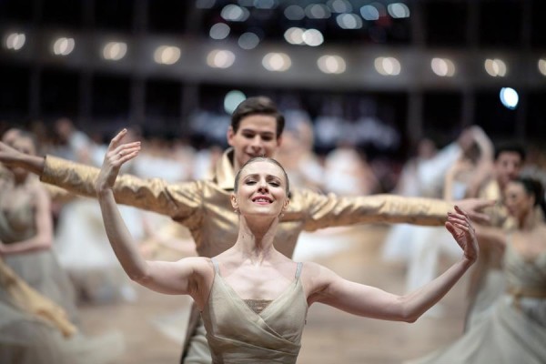 Bailarines se preparan para el Vienna Opera Ball