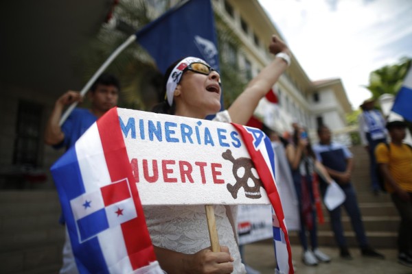 Manifestantes protestan en contra del contrato entre el Estado y Minera Panamá, filial de la canadiense First Quantum Minerals (FQM), hoy, frente a la Corte Suprema, en Ciudad de Panamá (Panamá).