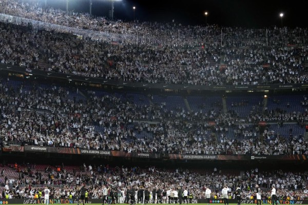 Los jugadores del Eintracht celebran con sus aficionados el pase a las semifinales de la Liga Europa tras derrotar al FC Barcelona en el Camp Nou.