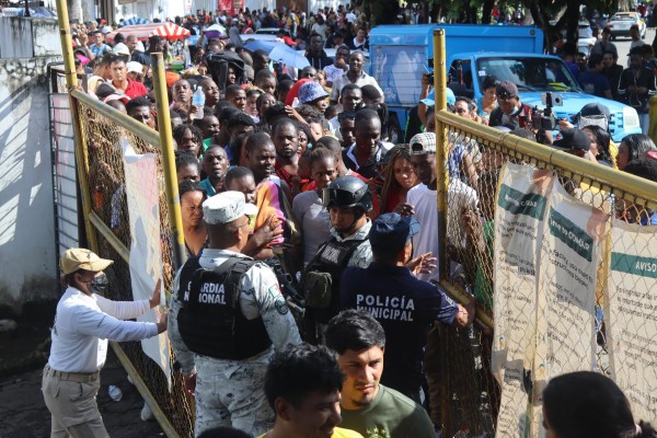 Los migrantes varados en México exigieron que les permitan migrar con dignidad.