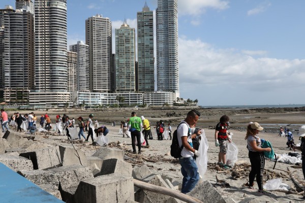 Limpieza de playa en la Cinta Costera