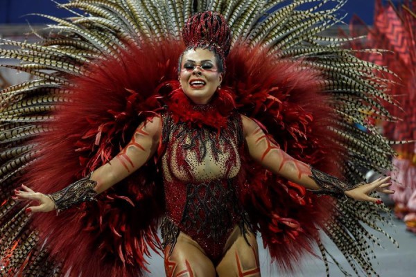 Brasil vibra al ritmo de la samba en su primer d&iacute;a de Carnaval