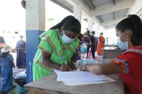 Mujeres de las comarcas se benefician con los programas sociales del Mides.