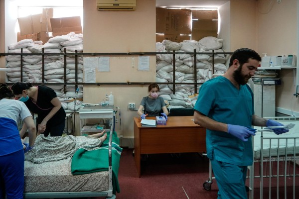 Niños son atendidos en una habitación protegida por sacos de arena en hospital de Ucrania