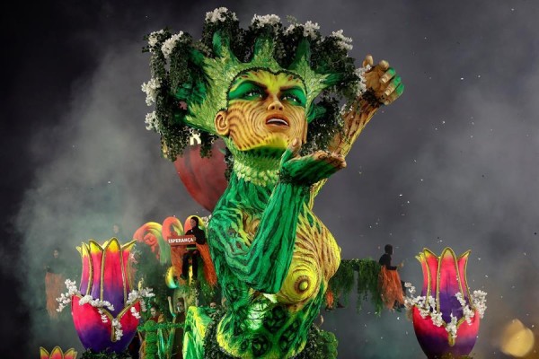 Brasil vibra al ritmo de la samba en su primer d&iacute;a de Carnaval