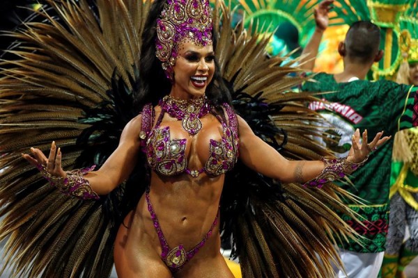 Brasil vibra al ritmo de la samba en su primer d&iacute;a de Carnaval