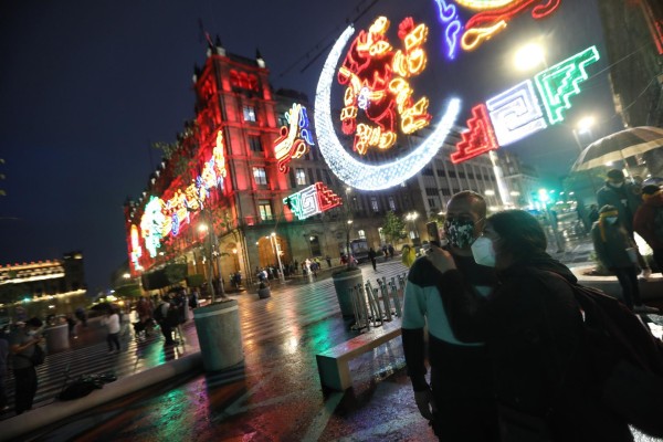 Ciudad de México ilumina el Zócalo por los 500 años de resistencia indígena