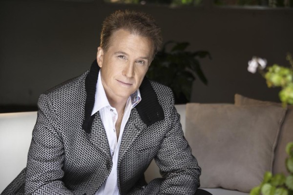 Fotografía cedida por la Oficina de prensa de Emmanuel donde se muestra al cantante.