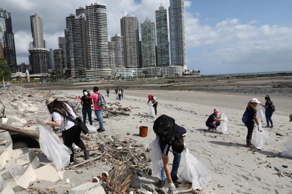 Limpieza de playa en la Cinta Costera