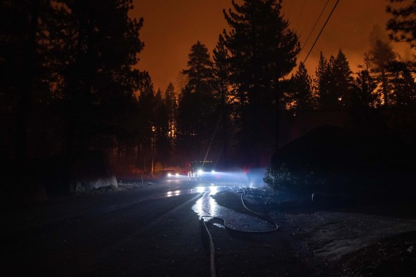 El incendio Caldor en California se acerca al lugar turístico lago Tahoe