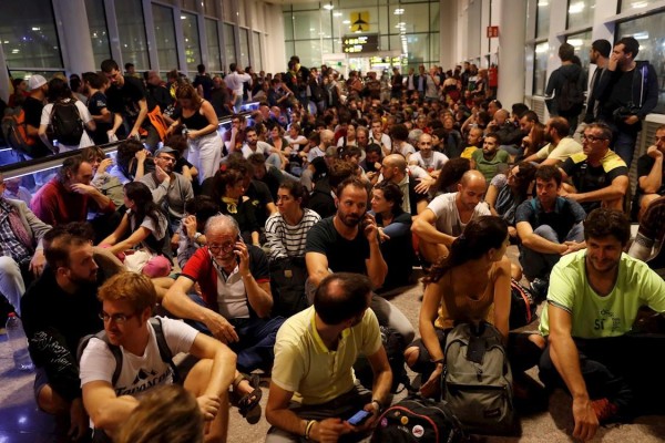Activistas independentistas intentan paralizar el Aeropuerto de Barcelona