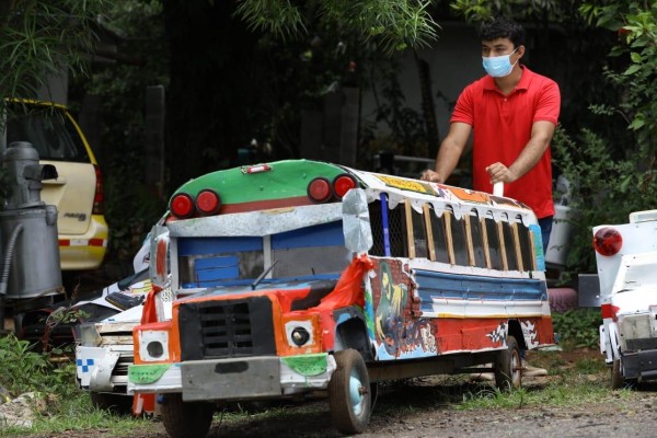 Romel Bravo es un joven con autismo que elabora réplicas de autos con material reciclado