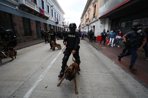 Obreros ecuatorianos protestan contra carestía y aumento de los combustibles; Policía reprime