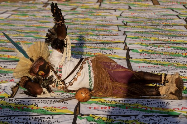Grupos indígenas permanecen acampados en Brasilia en protesta contra Bolsonaro